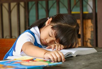 Teenage girls reported more difficulties staying awake during class