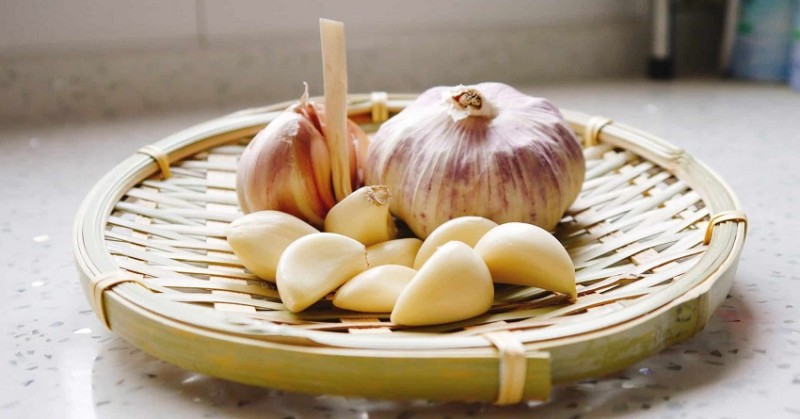 What’s the Best Way to Eat Garlic for Maximum Benefits?  Keeps Cough or Cold at Bay