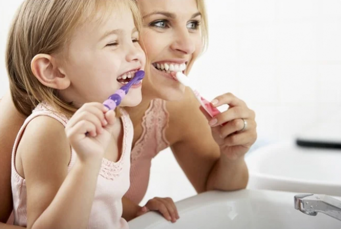 Oral Hygiene: If you also wet the toothbrush before brushing your teeth, then know its disadvantages