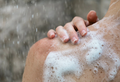 Daily soap baths are bad for your skin! understand its side effects