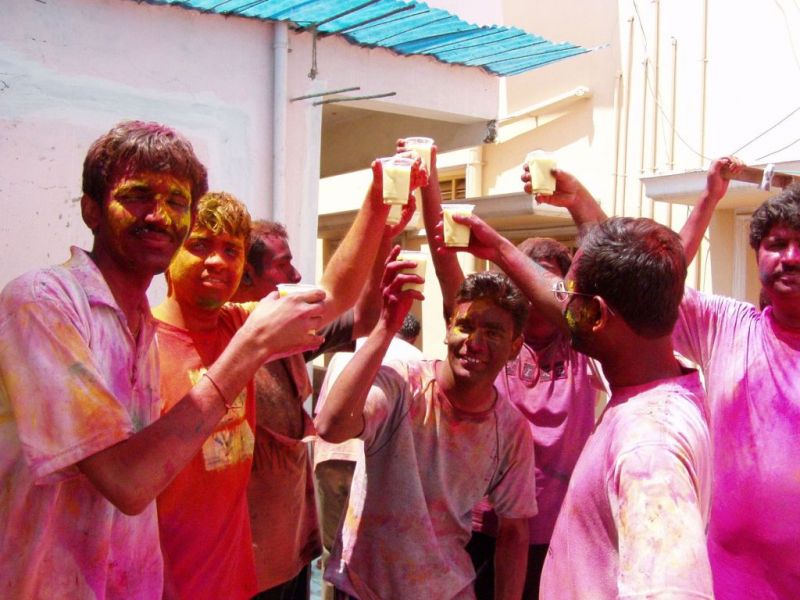 Get Rid Of Holi Hangover, Tackle Your Dope Friends With These Simple Tips