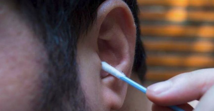 Man suffers from skull infection due to cleaning ear with cotton bud