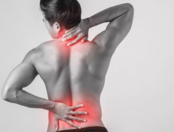 अगर कमर और पीठ में बार-बार दर्द होता है तो यह हो सकता है इस विटामिन की कमी के कारण