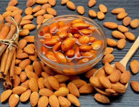 Is it better to consume soaked almonds or raw almonds, which one is more beneficial?