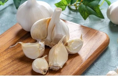 Not only garlic, its peel is also healthy, it has hidden cure for problems ranging from skin to swelling