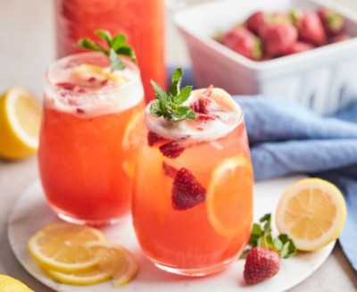 Prepare refreshing strawberry lemonade in summer, it is tasty as well as healthy