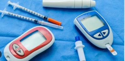 How should diabetic patients take care while travelling, know from experts