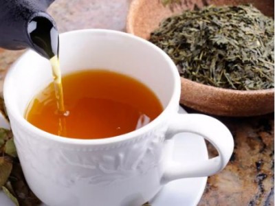 Should tea be drunk on an empty stomach or after eating something?