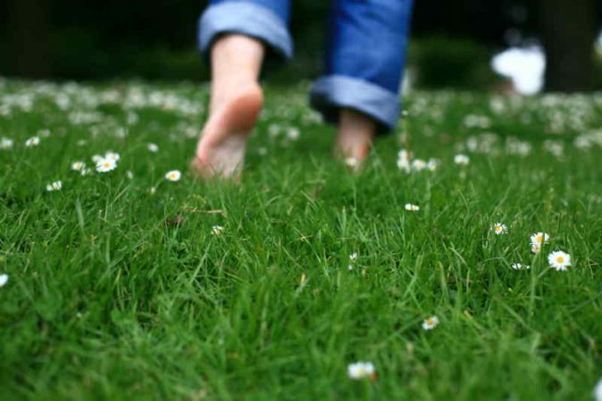 KNOW WHAT ARE THE BENEFITS OF WALKING ON THE GRASS