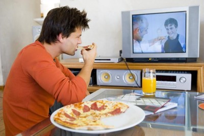 3 Ways to stop overeating in front of the television