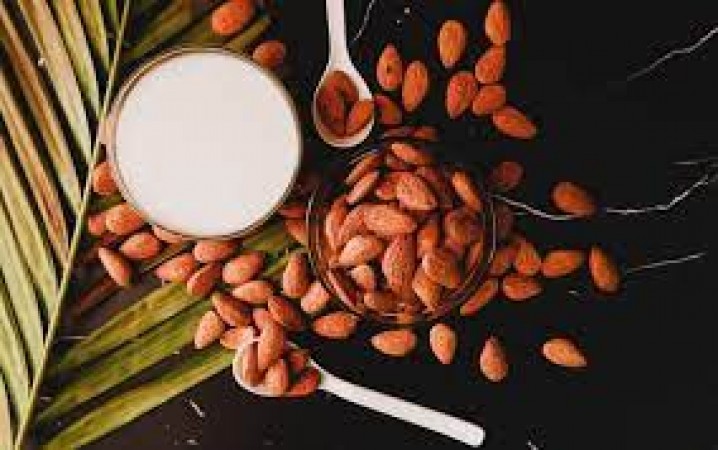 These are the benefits of eating almonds with milk
