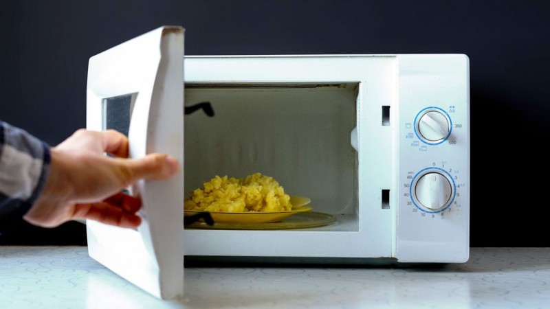 How harmful is heating food in the microwave for health, what will be the effect of daily use? Know here