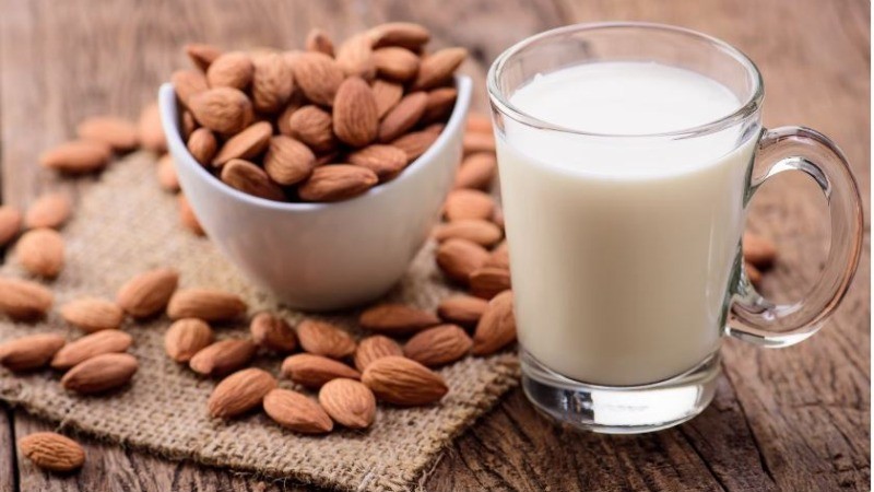 Know The Benefits of Drinking Milk with Almonds Every Morning