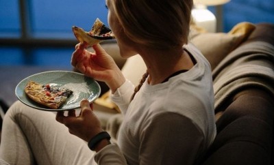 Eating after bedtime increases hunger lowers calorie expenditure, and alters fat tissue.
