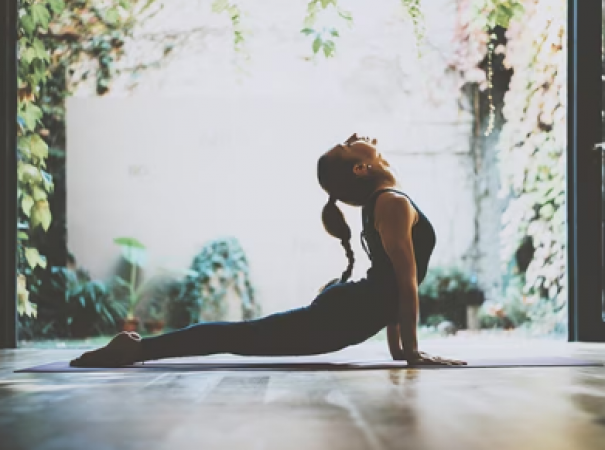 Yoga Tips: मुंहासों की समस्या से छुटकारा पाने के लिए करें ये योगासन, मिलेगी बेदाग त्वचा