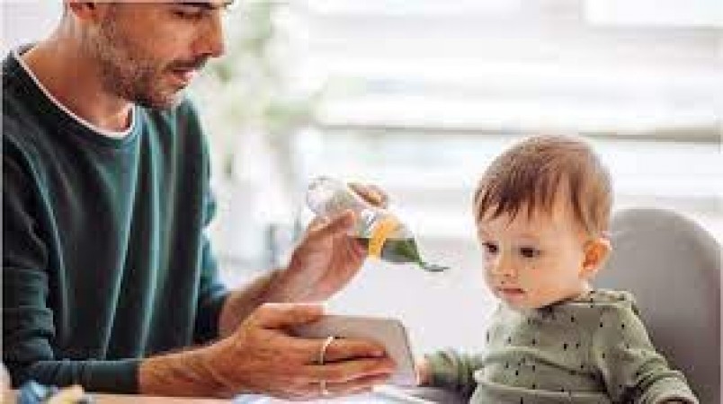 Feeding your child by showing him mobile can be harmful, know the effects and ways to get rid of the habit