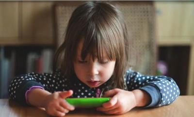 Excessive screentime linked to early puberty in girls