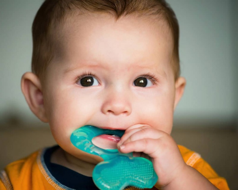 Give relief to your baby in this way during teething