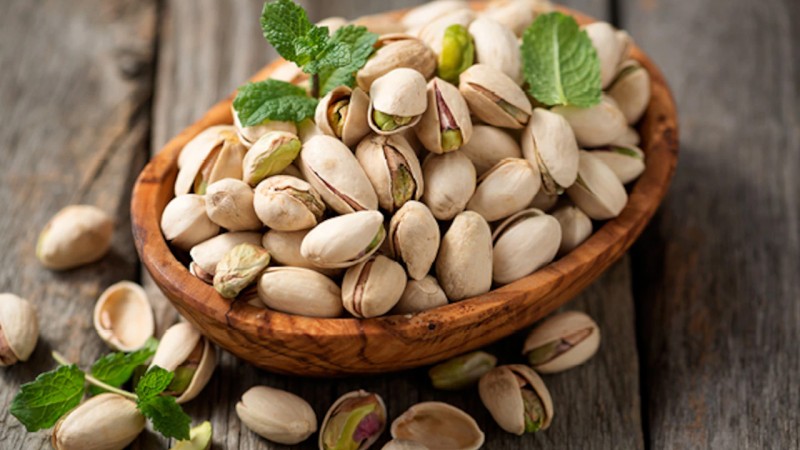 Do you also eat almonds and pistachios together? Know whether health experts consider it right or wrong