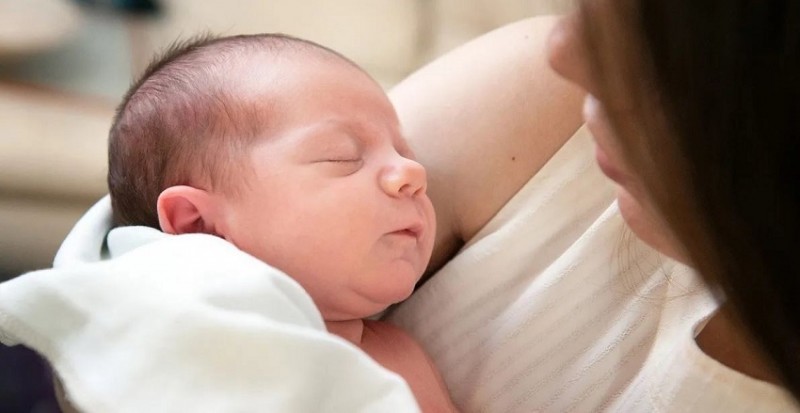 Dos and Don'ts When Holding a Newborn Baby: Expert Tips for New Parents