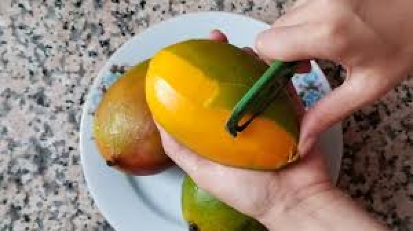 Do not make the mistake of throwing away mango peels, these things can happen like this
