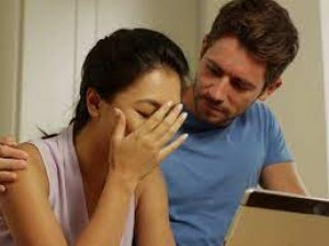 क्या एक पति का अपनी पत्नी के सामने रोना होता है ठीक?