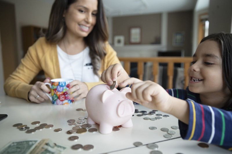 At what age should children be taught to save money, it will be very useful when they grow up