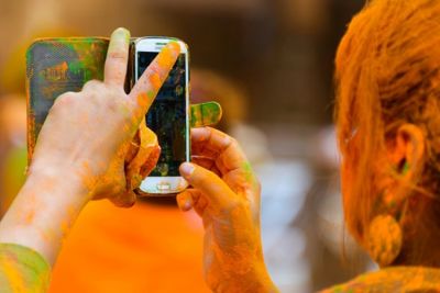 5 Tips to protect your smartphones from the Holi buzz
