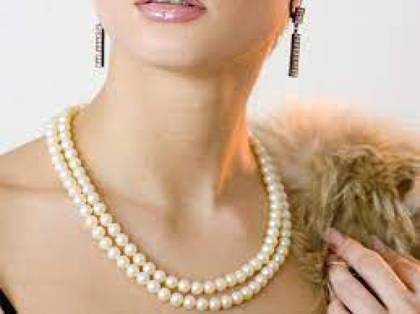 You can style pearl necklace in so many ways, it will never look out of fashion