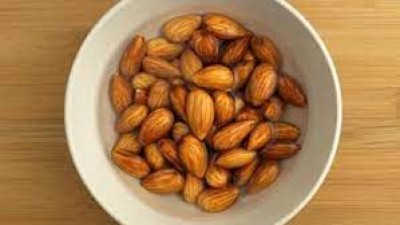 If you also eat almonds daily then know how many almonds you can eat in a day, according to the dietician