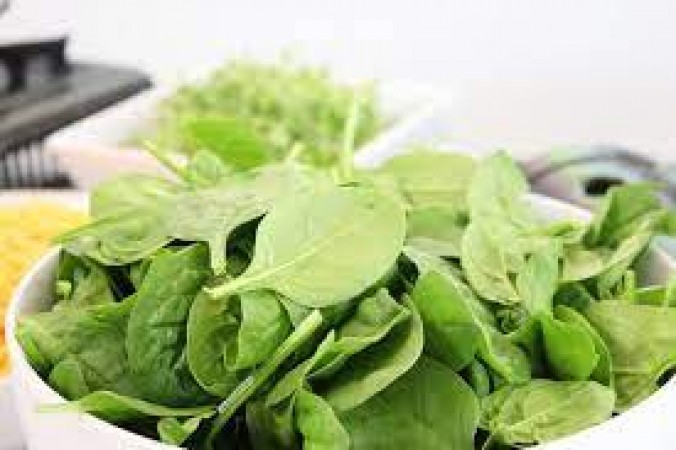 Apart from health, spinach is also beneficial for skin, use it in this way