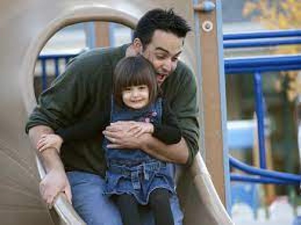 बच्चे की सही परवरिश की जिम्मेदारी पिता की भी होती है, ये 7 बातें आपको बना देंगी कूल डैड