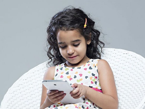 Children remain engrossed in mobile, reduce screen time in 6 ways