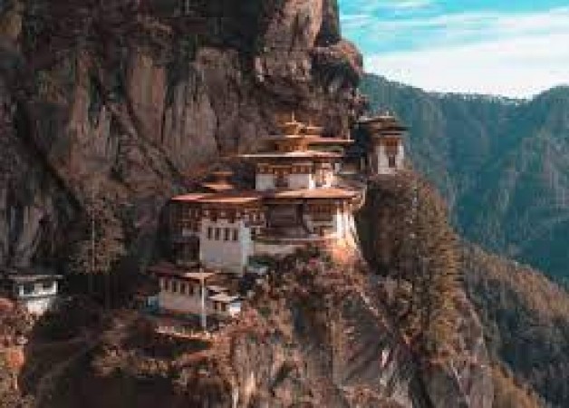 भूटान ने दैनिक पर्यटक शुल्क में की गिरावट