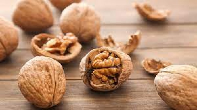 There are many benefits of eating 2 soaked walnuts on an empty stomach in the morning