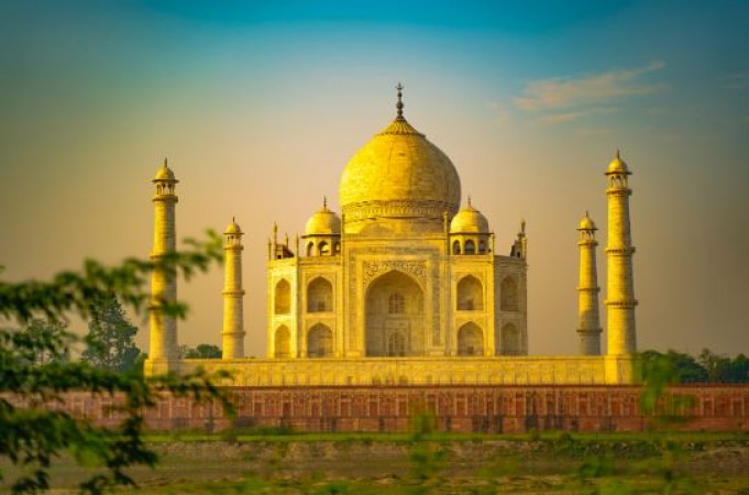 The Taj Mahal's White Marble: A Kaleidoscope of Colors