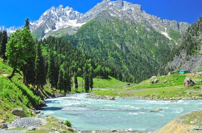 Sonmarg: A Glimpse of Heaven's Beauty