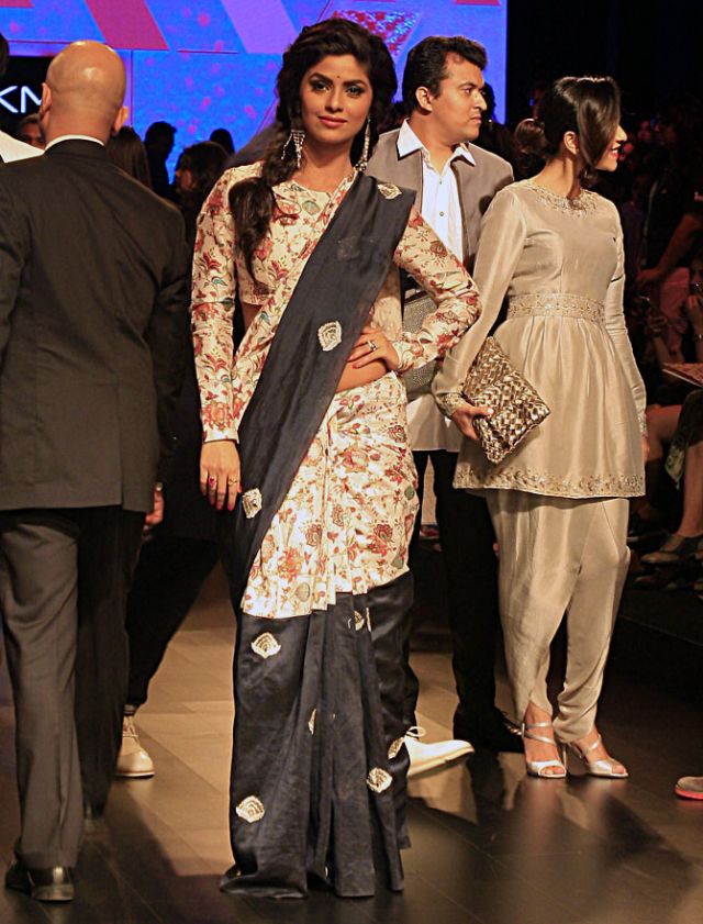 Take a look! Mandira, Sangeeta, Amrita at Lakme fashion week