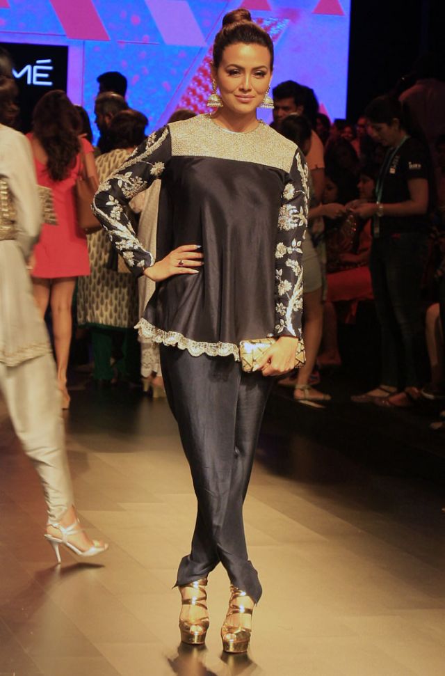 Take a look! Mandira, Sangeeta, Amrita at Lakme fashion week