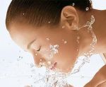 जानिए कैसे पानी आपकी त्वचा में ला सकता है निखार