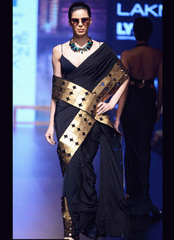 Be a 'Desi Glam' with these head-turner saree !