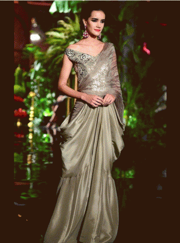 Be a 'Desi Glam' with these head-turner saree !