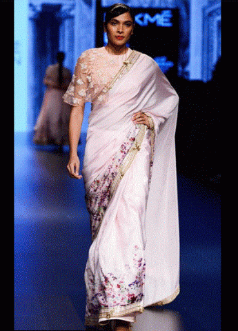 Be a 'Desi Glam' with these head-turner saree !