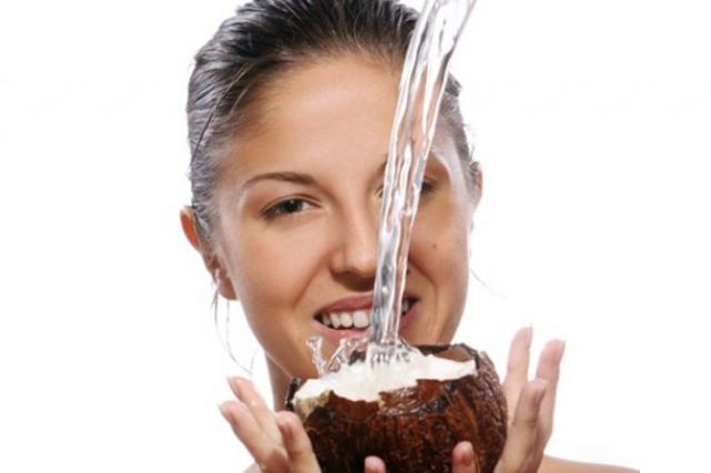 नारियल पानी को पीने के साथ लगाए अपने चेहरे पर