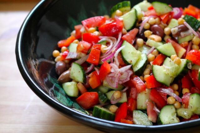 छोटी भूख के लिए बनाएं Chickpea Salad