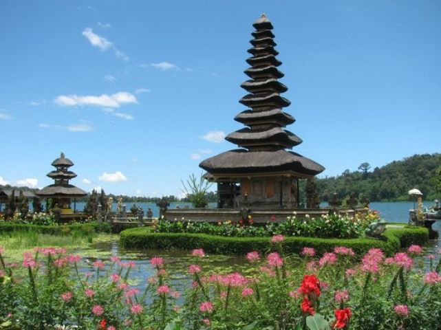 Bali: A land of Hindu temples in Indonesia !