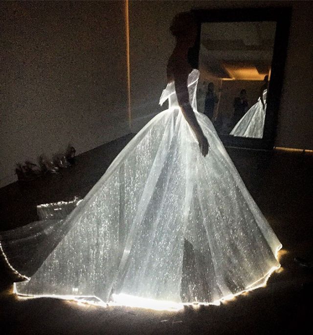 अँधेरे में भी रोशन रहे आपके परिधान – ग्लोइंग ड्रेस टेक्नोलॉजी से !!