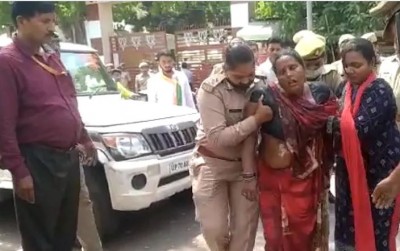 बीजेपी दफ्तर के बाहर महिला ने की आत्मदाह की कोशिश, अंदर हैं CM योगी