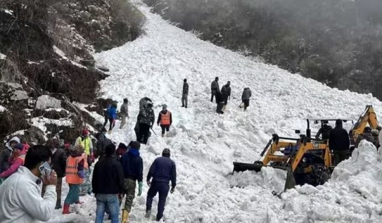 Dangerous avalanche in Sikkim, 6 people died, 50 tourists still trapped