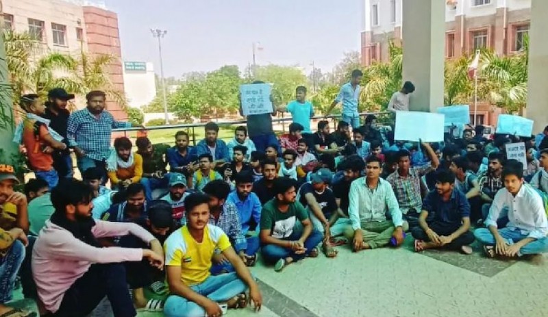 'Muslim students will not get hostels...', students of this university sitting on dharna